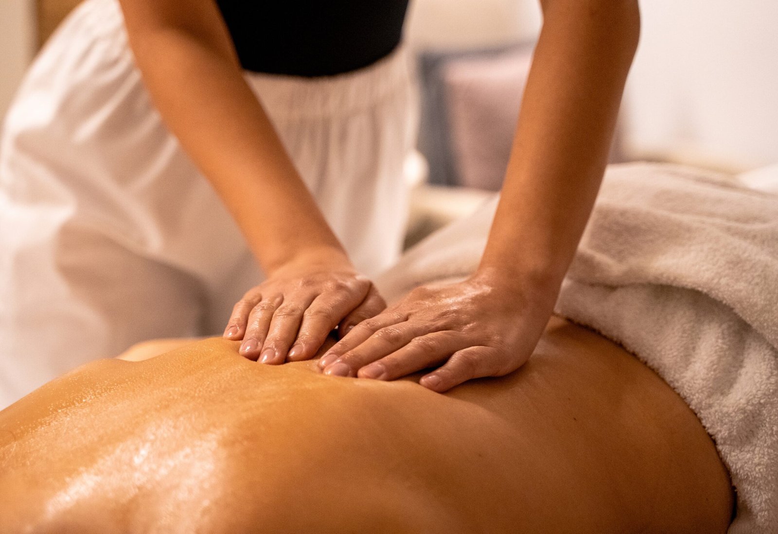 Massage therapy for relaxing with oil